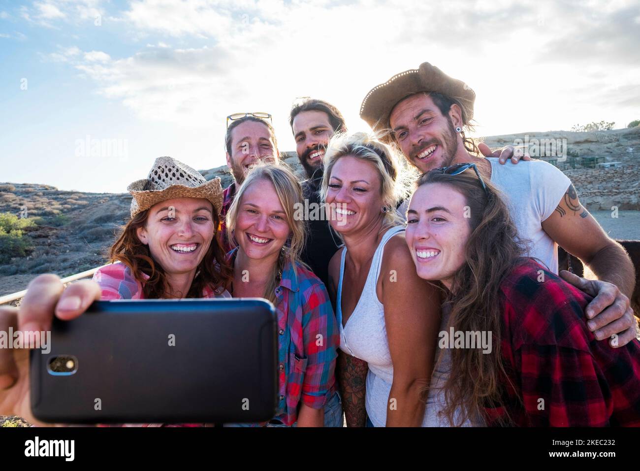 groupe de sept personnes s'amusant ensemble prenant un selfie souriant, riant et regardant la caméra - amitié concept et style de vie Banque D'Images