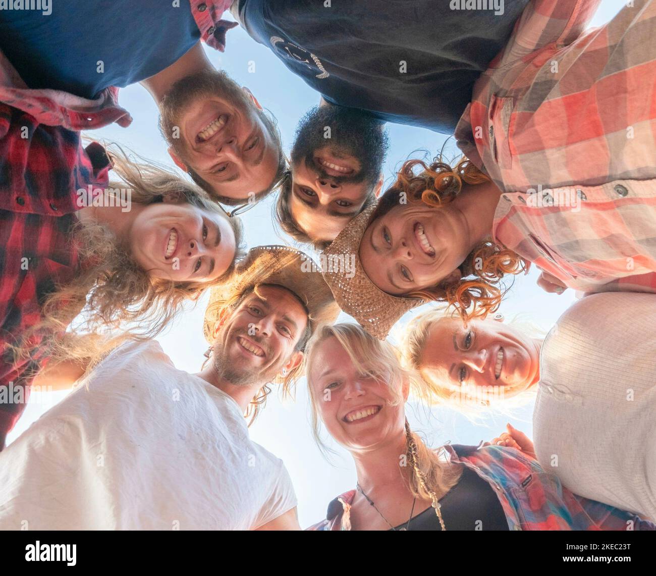 groupe de sept personnes regardant la caméra sur le sol - personnes en cercle souriant et s'amusant ensemble - concept de vue au sol Banque D'Images
