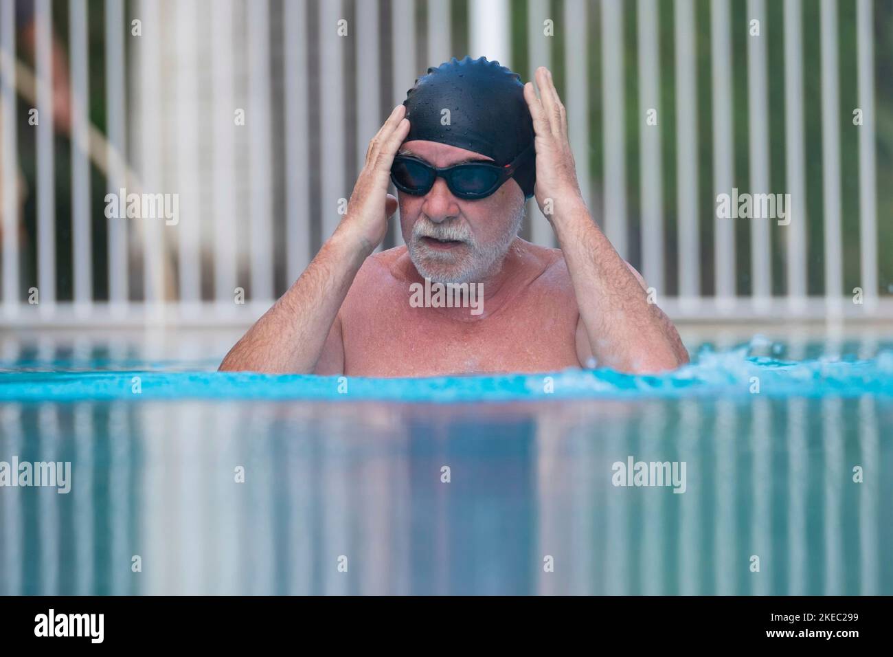 gros plan de l'homme retraité dans la piscine faisant de l'exercice natation seule - des personnes actives et des personnes âgées en bonne santé et en bonne santé - style de vie de l'homme actif et mature Banque D'Images