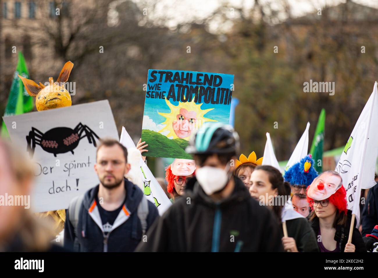 Plakat gegen Atomkraft und Markus Söder. AM 11.11.2022 versammelten sich ca. 292 Menschen unter dem motto Söders Klimamärchen, UM gegen die Novelle des bayerischen Klimaschutzgesetz zu demonstrieren. Die Aktivist*innen von Fridays for future und der BUND-Jugend monierten, dass es reine Scheinpolitik sei. -- signe contre Markus Soeder et l'énergie nucléaire. Sur 11 novembre 2022, environ 292 personnes se sont rassemblées sous le slogan Soeder climat Fairy Tales pour manifester contre l'amendement de la loi bavaroise sur la protection du climat. Les militants de Fridays for future et DE BUND-Youth se sont plaints de cela Banque D'Images