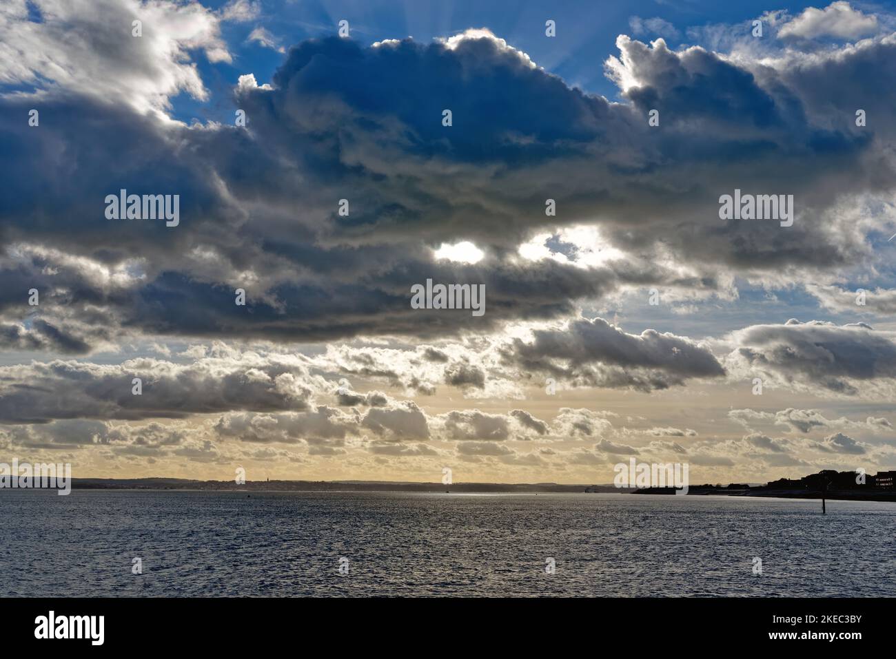 Une formation spectaculaire de nuages d'automne au-dessus du Solent avec l'île de Wight à l'horizon, vue de Portsmouth Hampshire Angleterre Banque D'Images