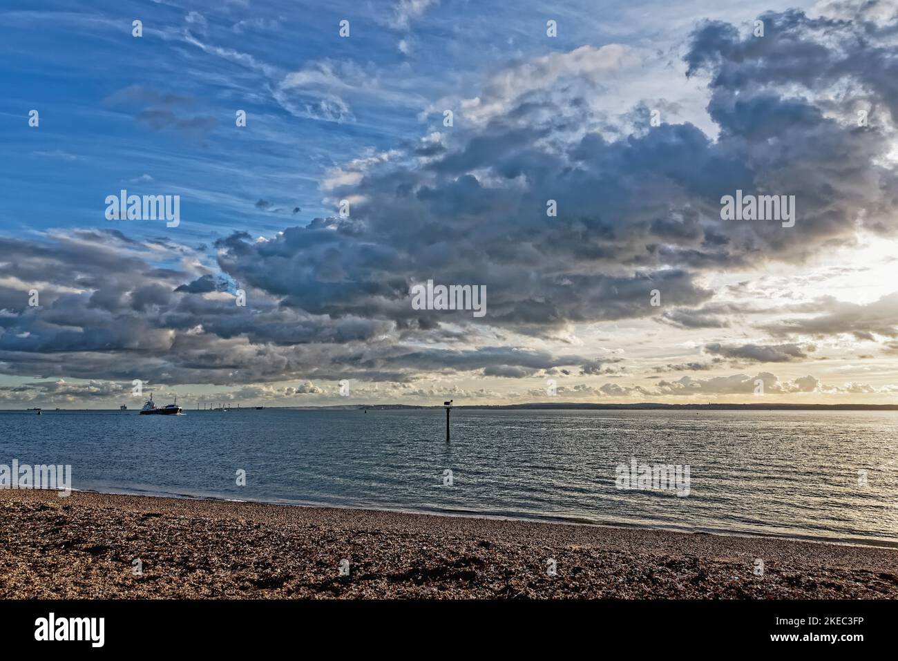 Une vue large de Spithead depuis Portsmouth avec une formation spectaculaire de nuages d'automne au-dessus de la mer Hampshire Angleterre Royaume-Uni Banque D'Images