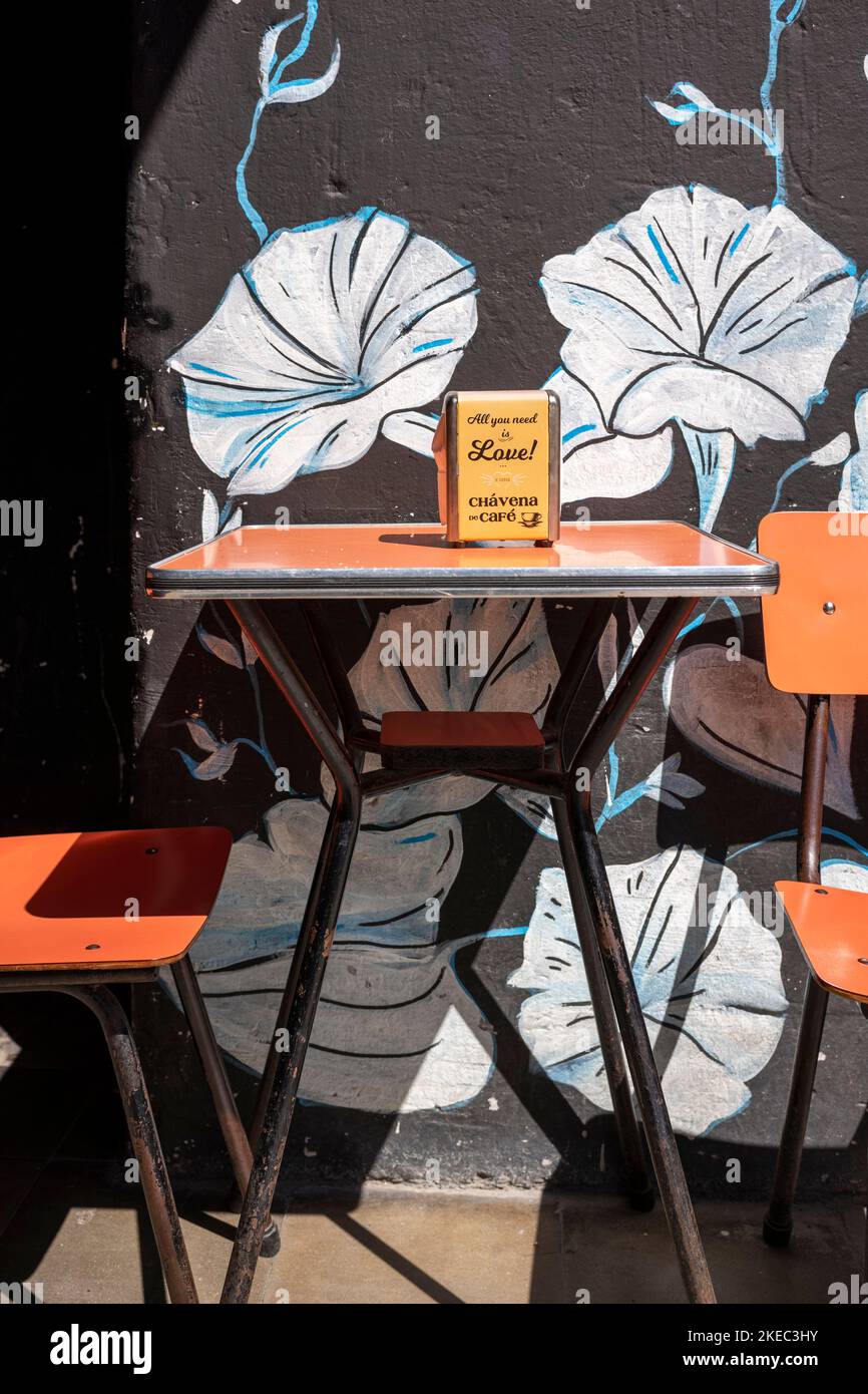 Tables d'un bar dans l'usine LX de Lisbonne en été. Banque D'Images