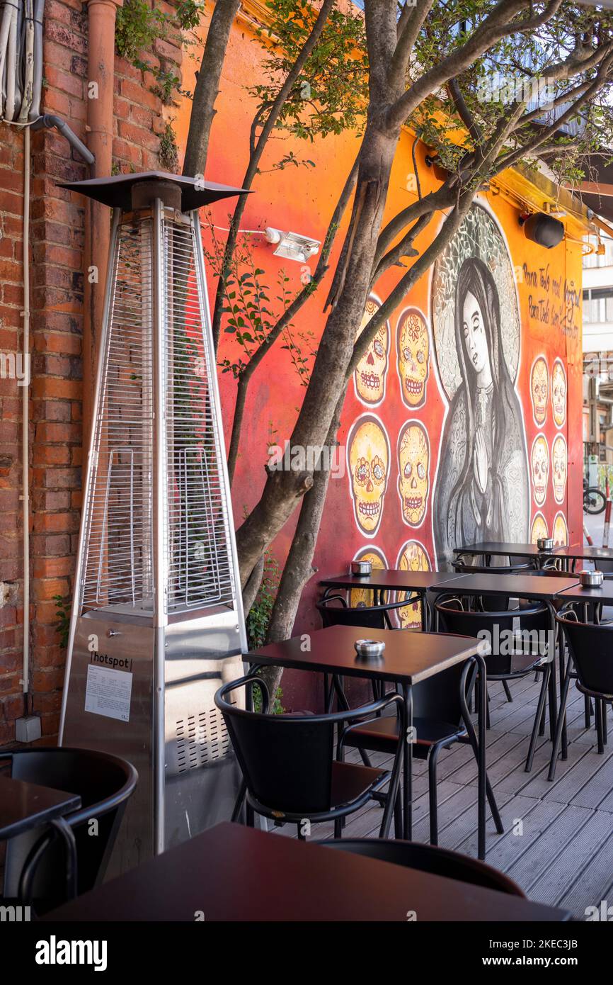 Café avec art de la rue à l'usine LX de Lisbonne en été. Banque D'Images