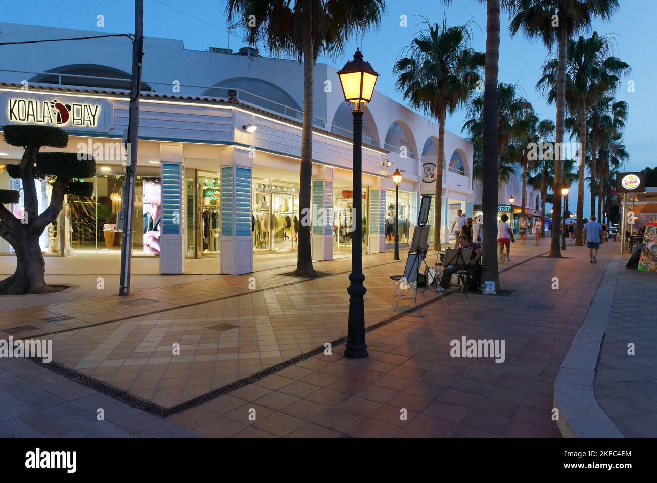 Rue commerçante avec magasins à Cala d'Or dans la lumière du soir, Cala d'Or, Majorque, Mer méditerranée, Iles Baléares, Espagne Banque D'Images