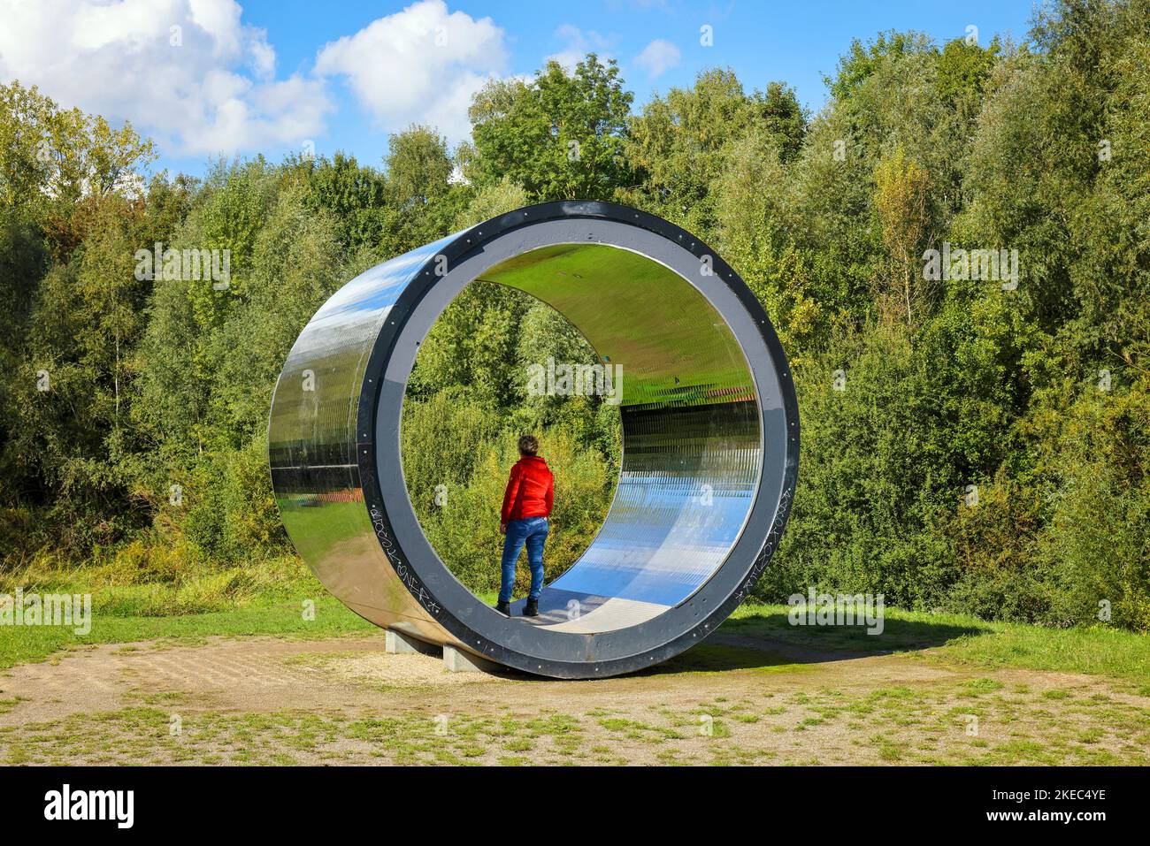 Kamen, Rhénanie-du-Nord-Westphalie, Allemagne - sculpture en plein air Pixelröhre Kamen. L'art au Seseke. Art dans l'espace public. Projet d'art 'ÜBER WASSER GEHEN', artistes Wolfgang Winter et Berthold Hoerbelt. Banque D'Images