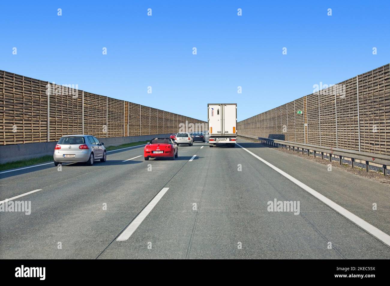 Barrières contre le bruit sur L'A 1 Westautobahn dans l'état de Salzbourg, Autriche Banque D'Images