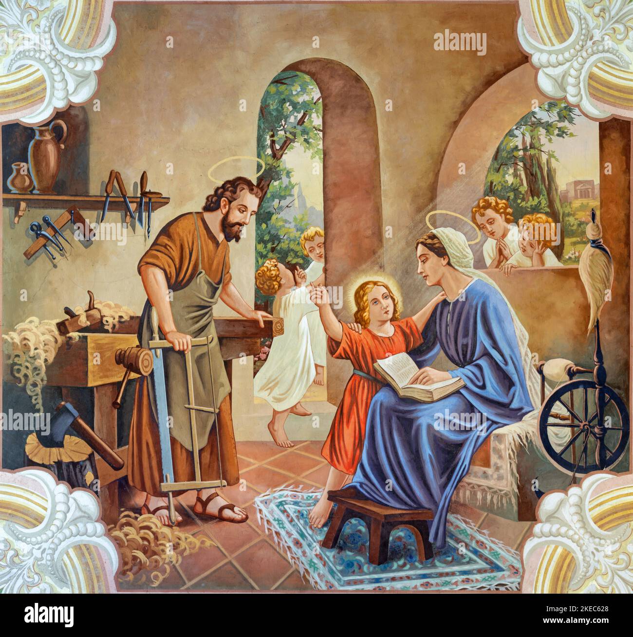 SEBECHLEBY, SLOVAQUIE - OKTOBERT 8, 2022: La fresque de la Sainte famille dans l'église paroissiale Saint-Michel par Jozef Antal (1963). Banque D'Images