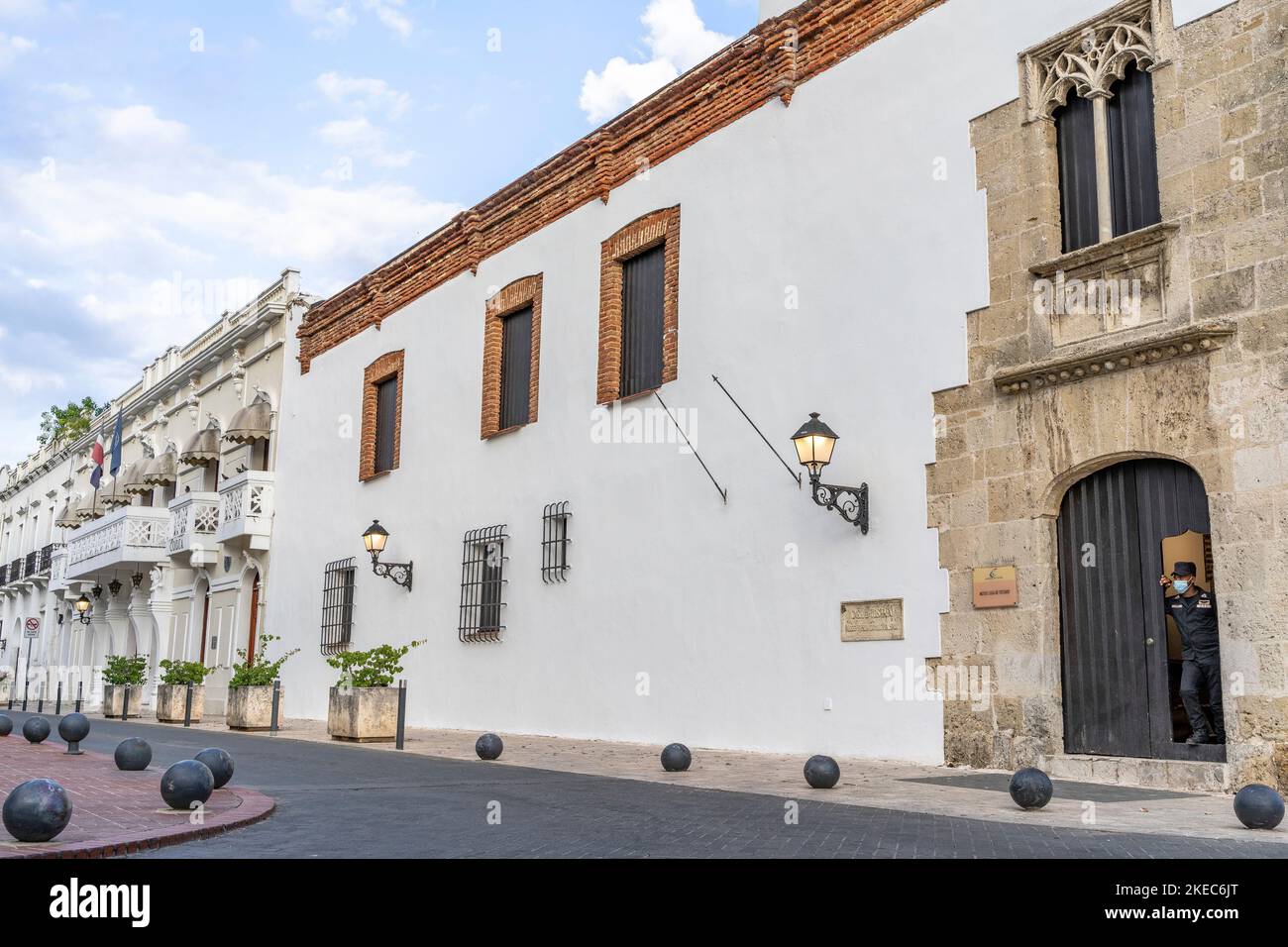 Amérique du Nord, Caraïbes, Grande Antilles, Île d'Hispaniola, République dominicaine, Saint-Domingue, Zona Colonial, policier en regardant par la porte du Museo de las Casas Reales Banque D'Images