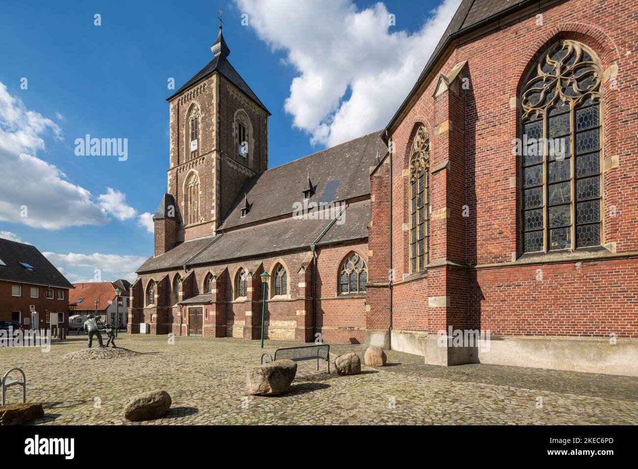 Allemagne, Velen, Bocholter AA, parc naturel Hohe Mark Westmuensterland, Muensterland, Westphalie, Rhénanie-du-Nord-Westphalie, Velen-Ramsdorf, Église paroissiale catholique St. Walburga à Walburgisplatz, bâtiment en brique, pseudo basilique, style gothique tardif Banque D'Images