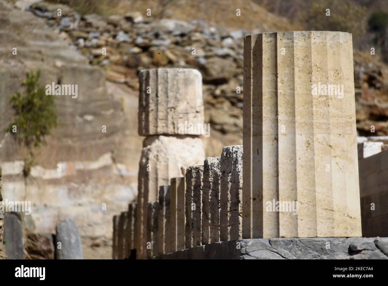 Colonnes doriques au temple archaïque d'Athéna un monument à l'ancienne ...