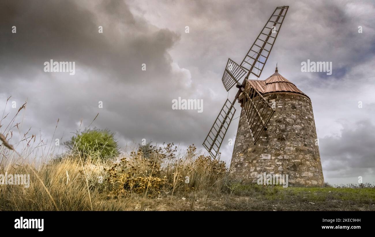 Ancien moulin à blé en pierre près de Nissan lez Enserune. A été construit au XVII siècle et abandonné au XIX siècle. Banque D'Images