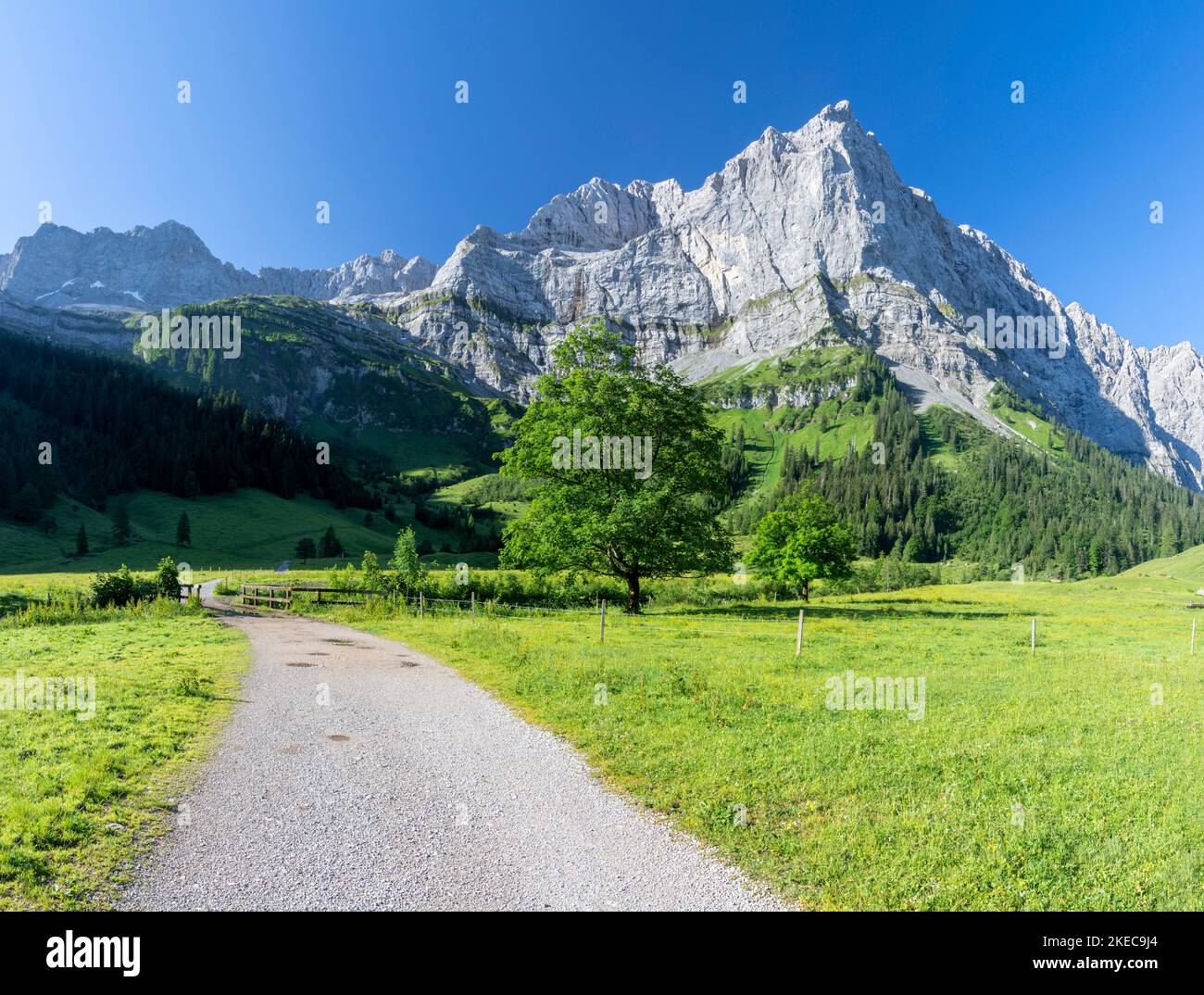 Les murs nord des montagnes Karwendel - les murs de Spitzkar spitze d'Enger Tall - Grosser Ahornboden walley. Banque D'Images