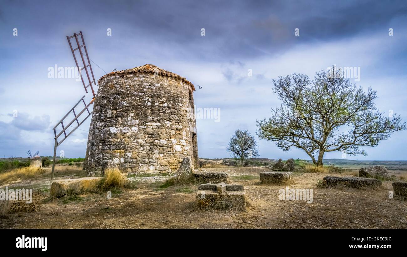 Ancien moulin à blé en pierre près de Nissan lez Enserune. A été construit au XVII siècle et abandonné au XIX siècle. Banque D'Images
