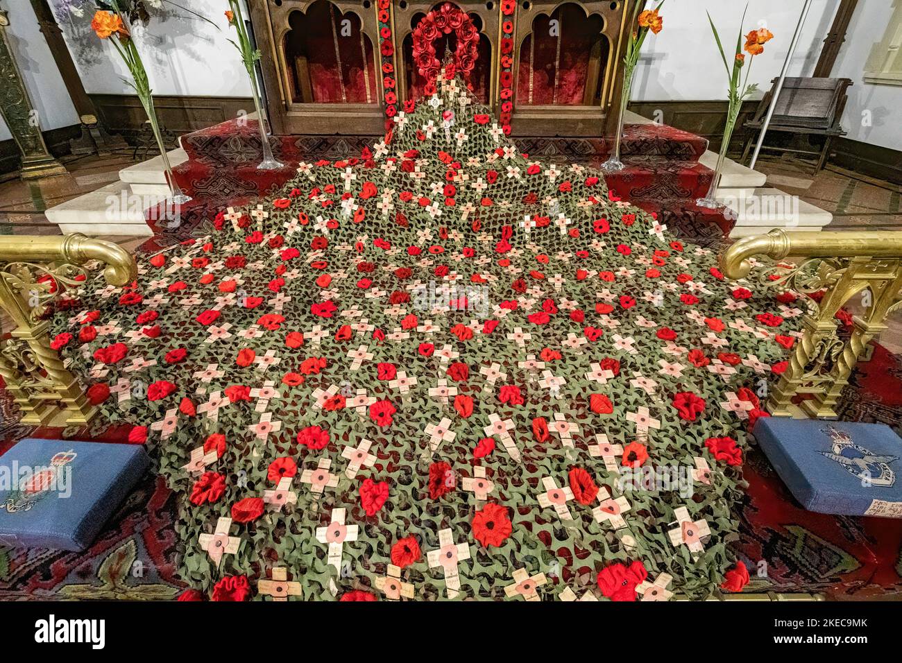 11 novembre 2022, jour de l'armistice. Une impressionnante exposition de coquelicots et de croix de coquelicot pour commémorer les militaires tués pendant les guerres mondiales et les conflits qui ont suivi, à l'église St Marc, Farnborough, Hampshire, Angleterre, Royaume-Uni. Banque D'Images