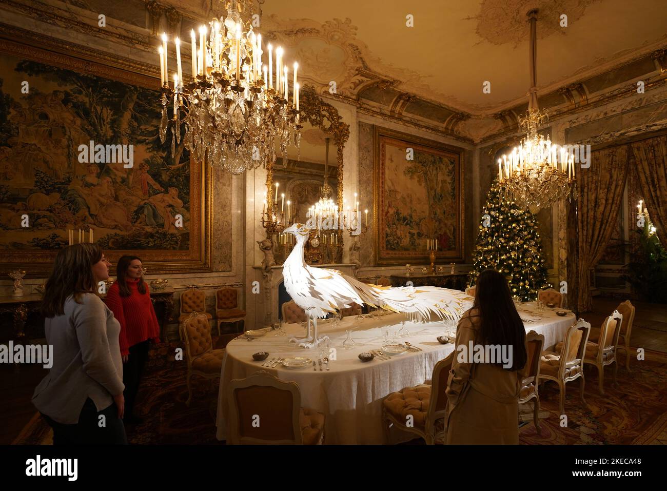 Les gens voient les décorations de Noël lors d'un appel photo pour « Noël au manoir de Waddesdon », à Aylesbury, Buckinghamshire, qui comprendra des lumières et de la musique dans le manoir et les jardins. Date de la photo: Vendredi 11 novembre 2022. Banque D'Images