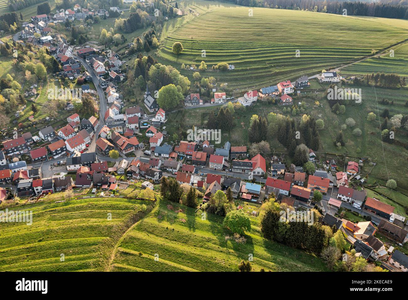 Allemagne, Thuringe, Masserberg, Heubach, village niché dans deux vallées, terrasses de prairies, environs de Rennsteig, vue d'ensemble, vue oblique, vue aérienne, rétroéclairage, lumière du matin Banque D'Images