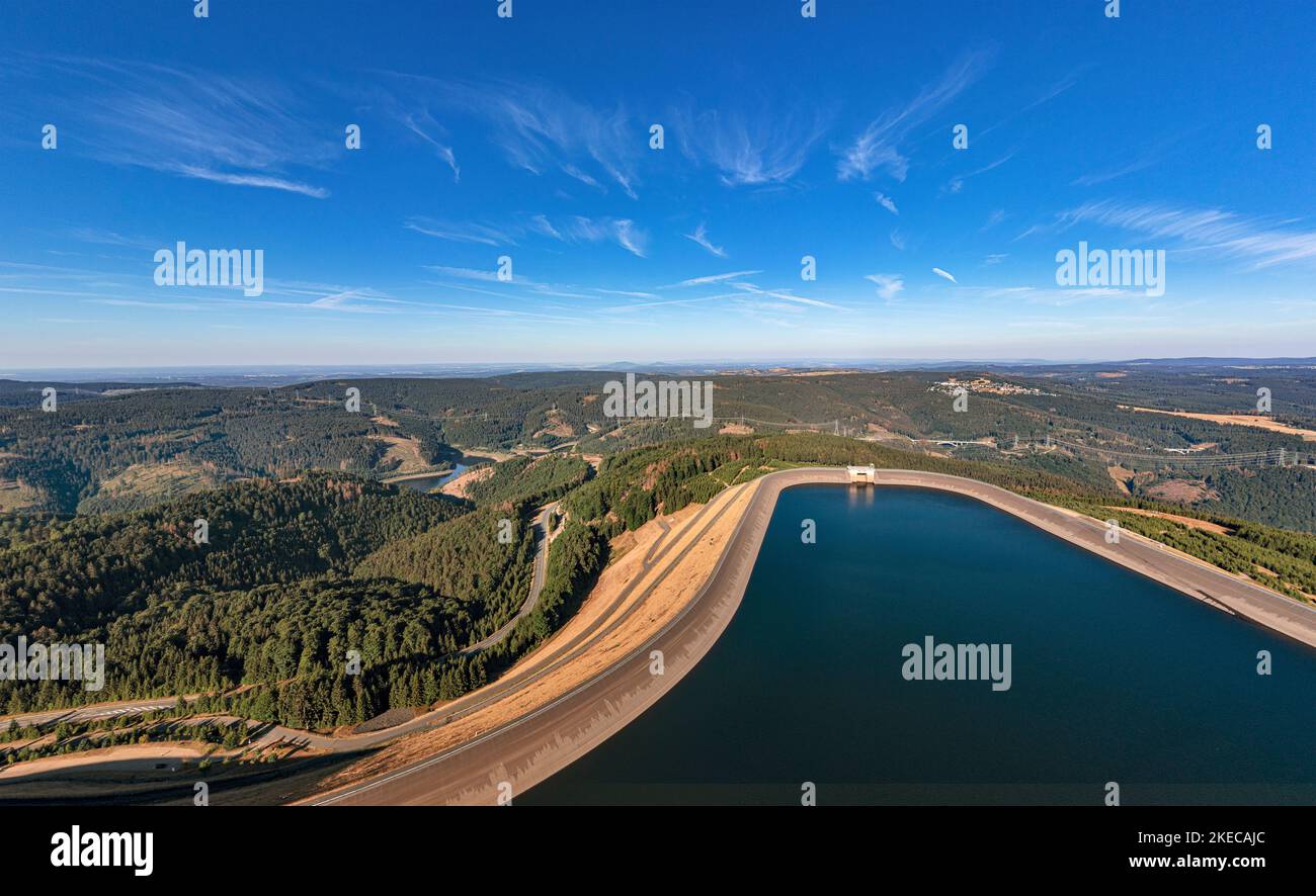 Allemagne, Thuringe, Goldisthal, bassin supérieur, plus grande centrale de stockage à pompage en Allemagne, forêt, montagnes, vue d'ensemble, vue aérienne, photo panoramique Banque D'Images