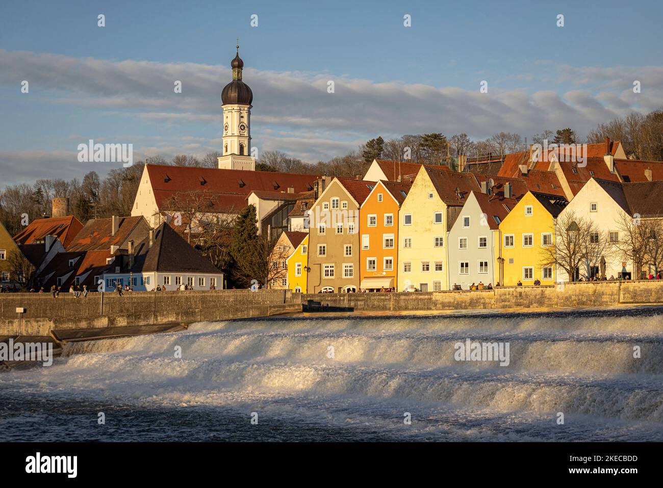 Promenade de la rivière et Lech à l'heure d'or. Landsberg am Lech, Bavière, Allemagne. Banque D'Images