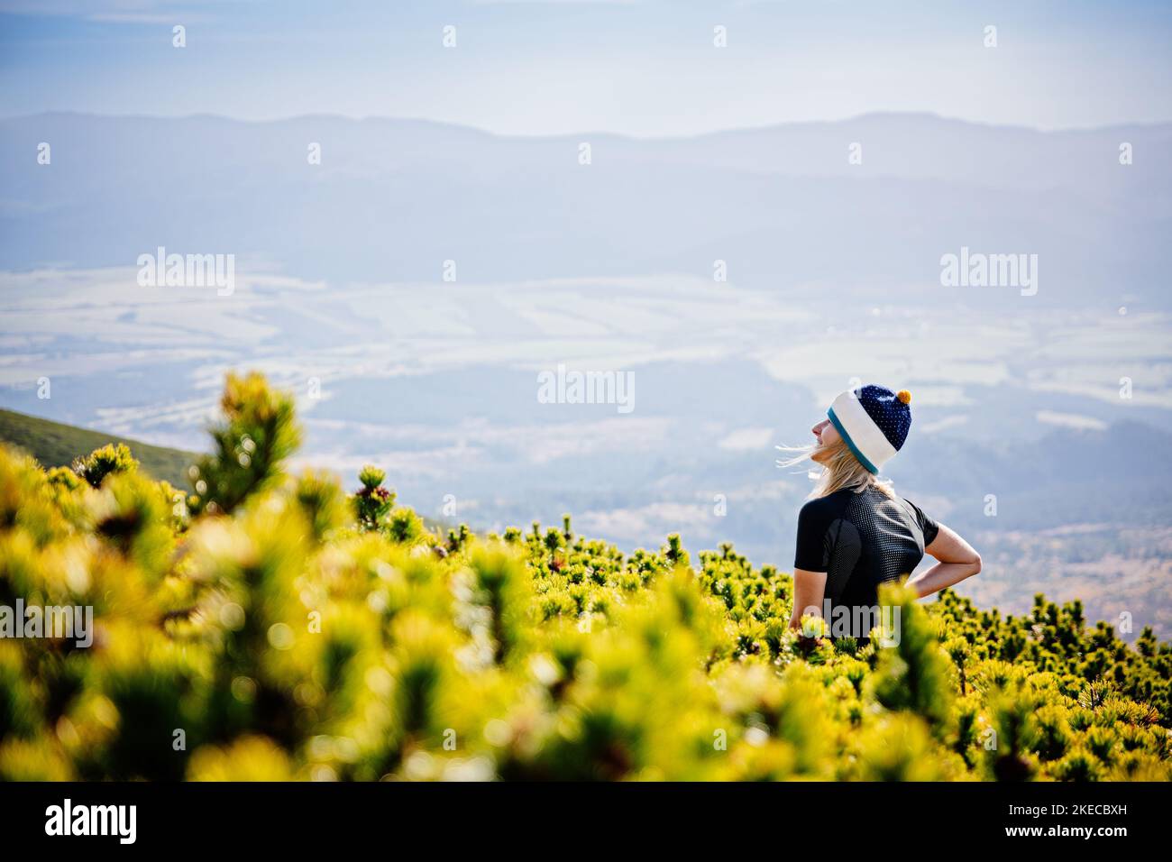 Belle femme blonde aime le moment sur une randonnée en montagne dans les montagnes slovaques de Tatra Banque D'Images