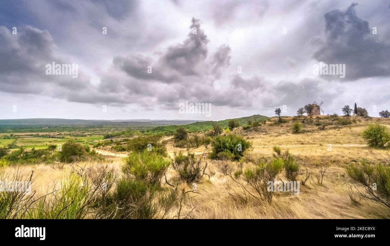 Ancien moulin à blé en pierre près de Nissan lez Enserune. A été construit au XVII siècle et abandonné au XIX siècle. Banque D'Images