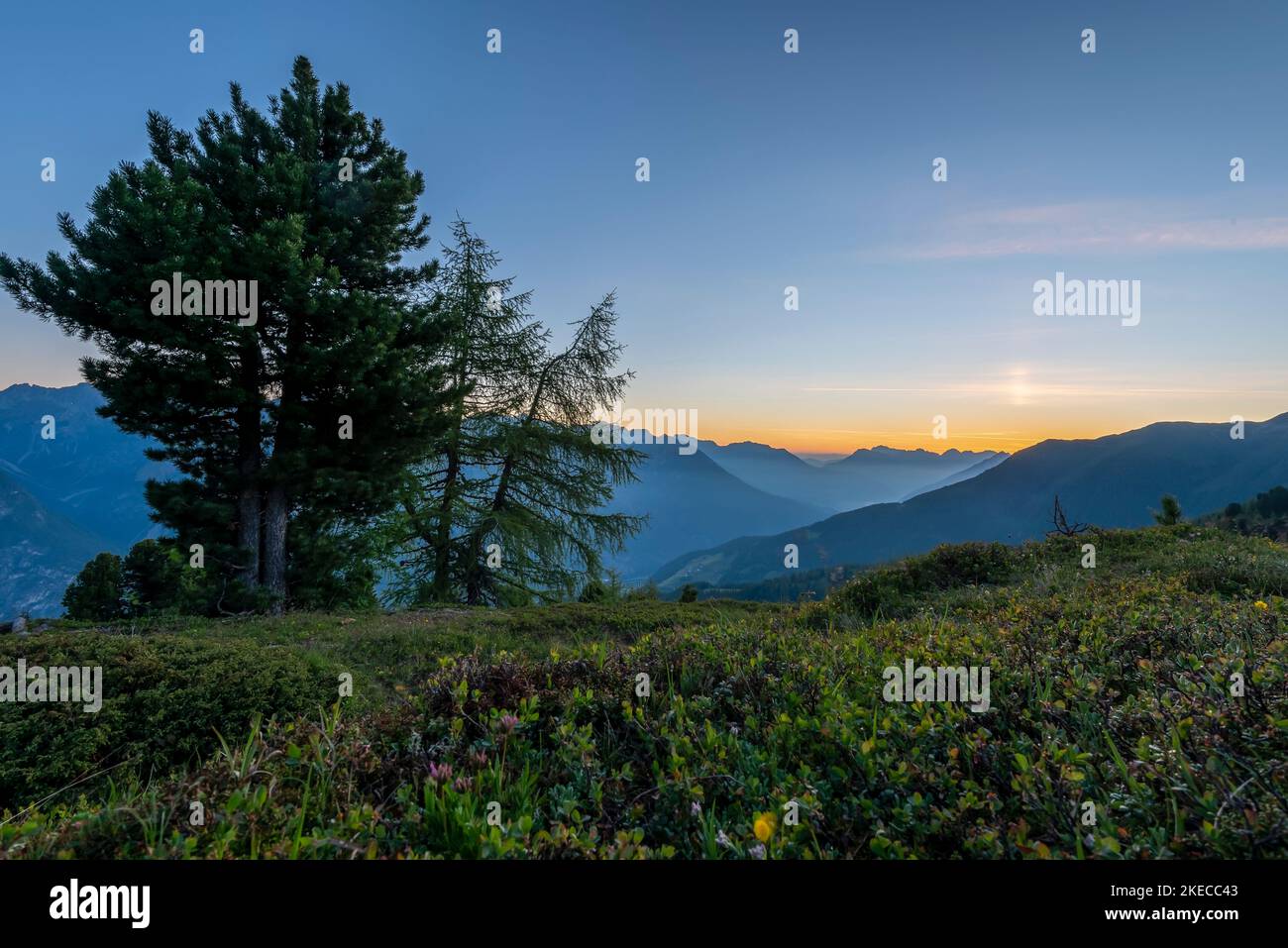 Lever du soleil dans les Alpes, Krahberg, Mont Venet, situé sur le sentier européen de randonnée longue distance E5, Zams, Tyrol, Autriche Banque D'Images