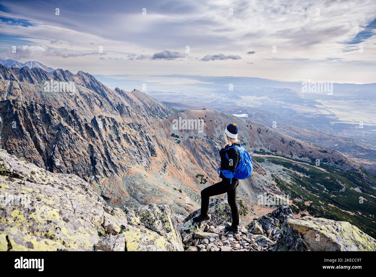 Belle femme blonde aime le moment en randonnée dans les montagnes slovaques Tatra sur le mont Kryvan. Banque D'Images