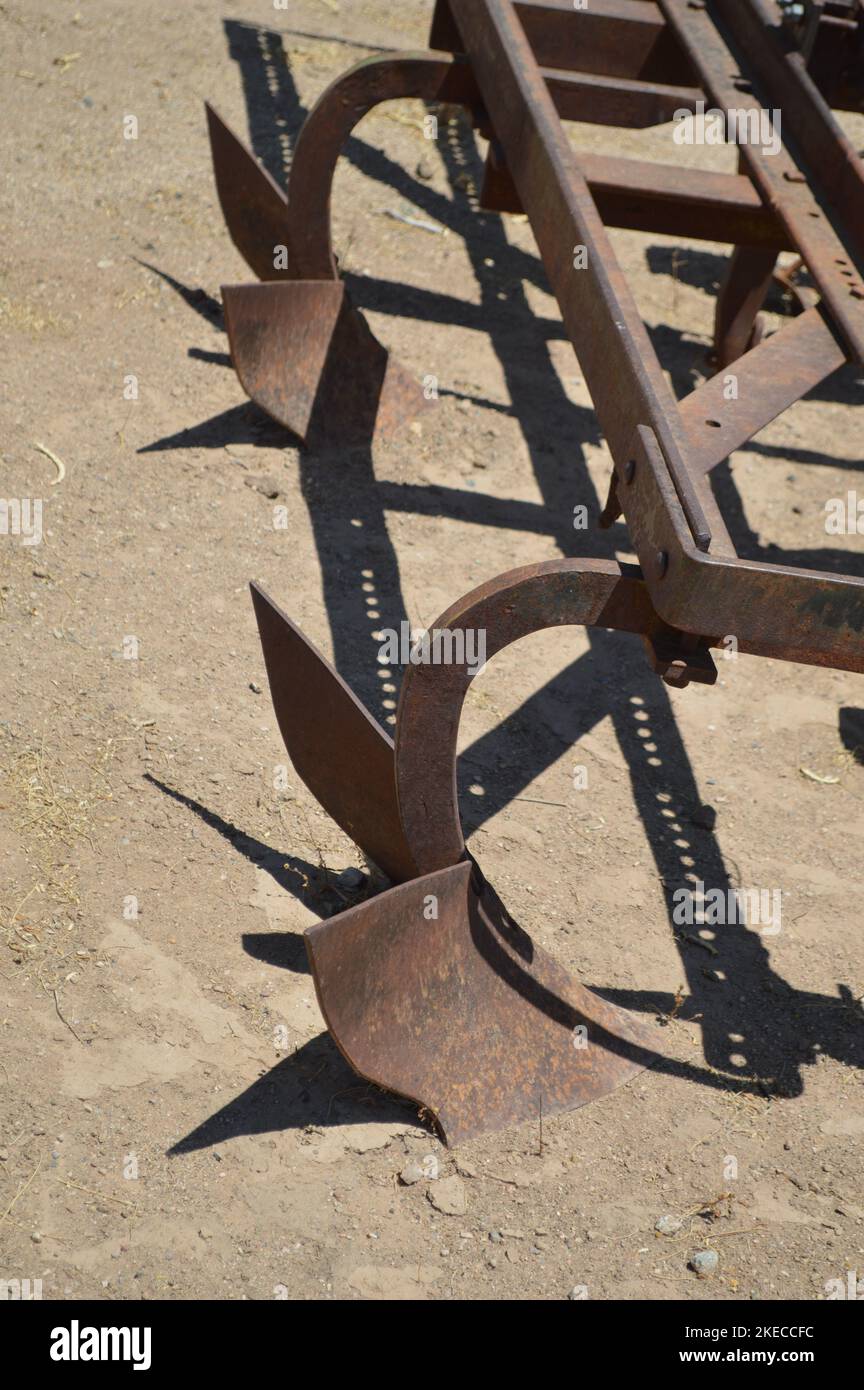 Un cliché vertical des lames de charrue de ferme Banque D'Images