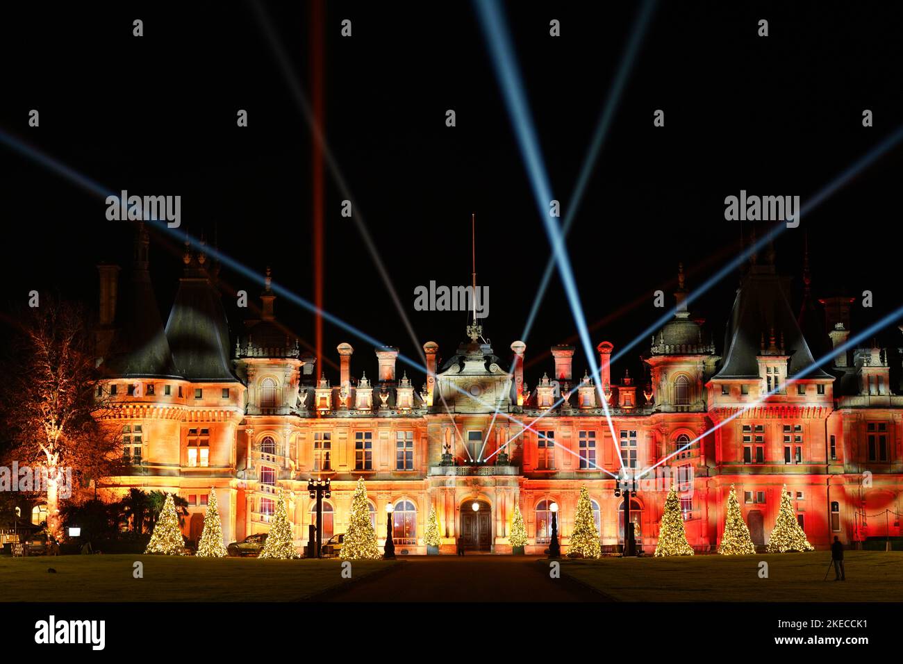 Une exposition de lumière sur le devant du manoir de Waddesdon lors d'un appel photo pour « Noël au manoir de Waddesdon », à Aylesbury, Buckinghamshire, qui comprendra des lumières et de la musique au manoir et dans les jardins. Date de la photo: Vendredi 11 novembre 2022. Banque D'Images