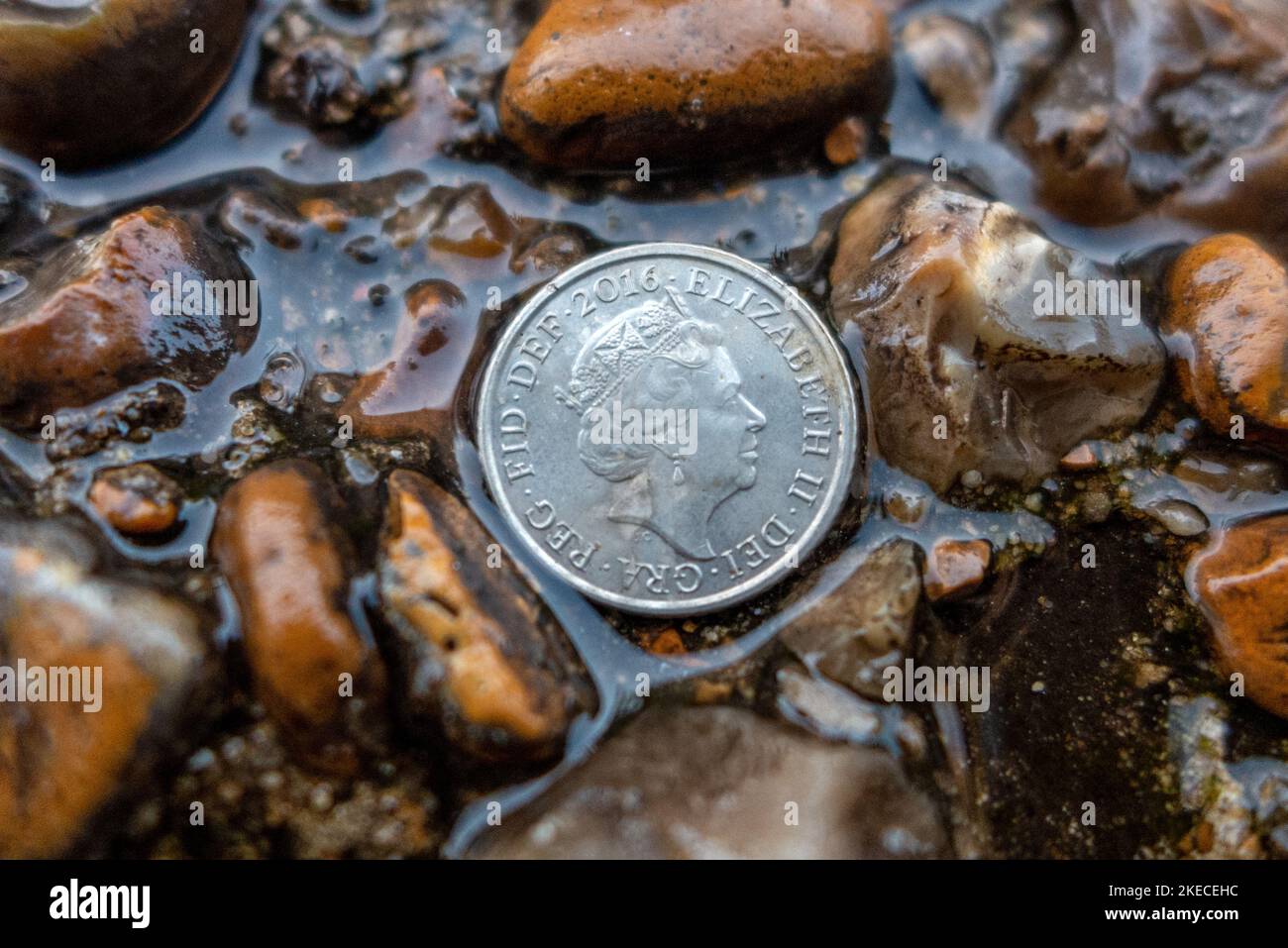 Brighton, 4 novembre 2022: Une petite pièce portant le visage de la reine Élisabeth II sur le sol pendant une descente Banque D'Images