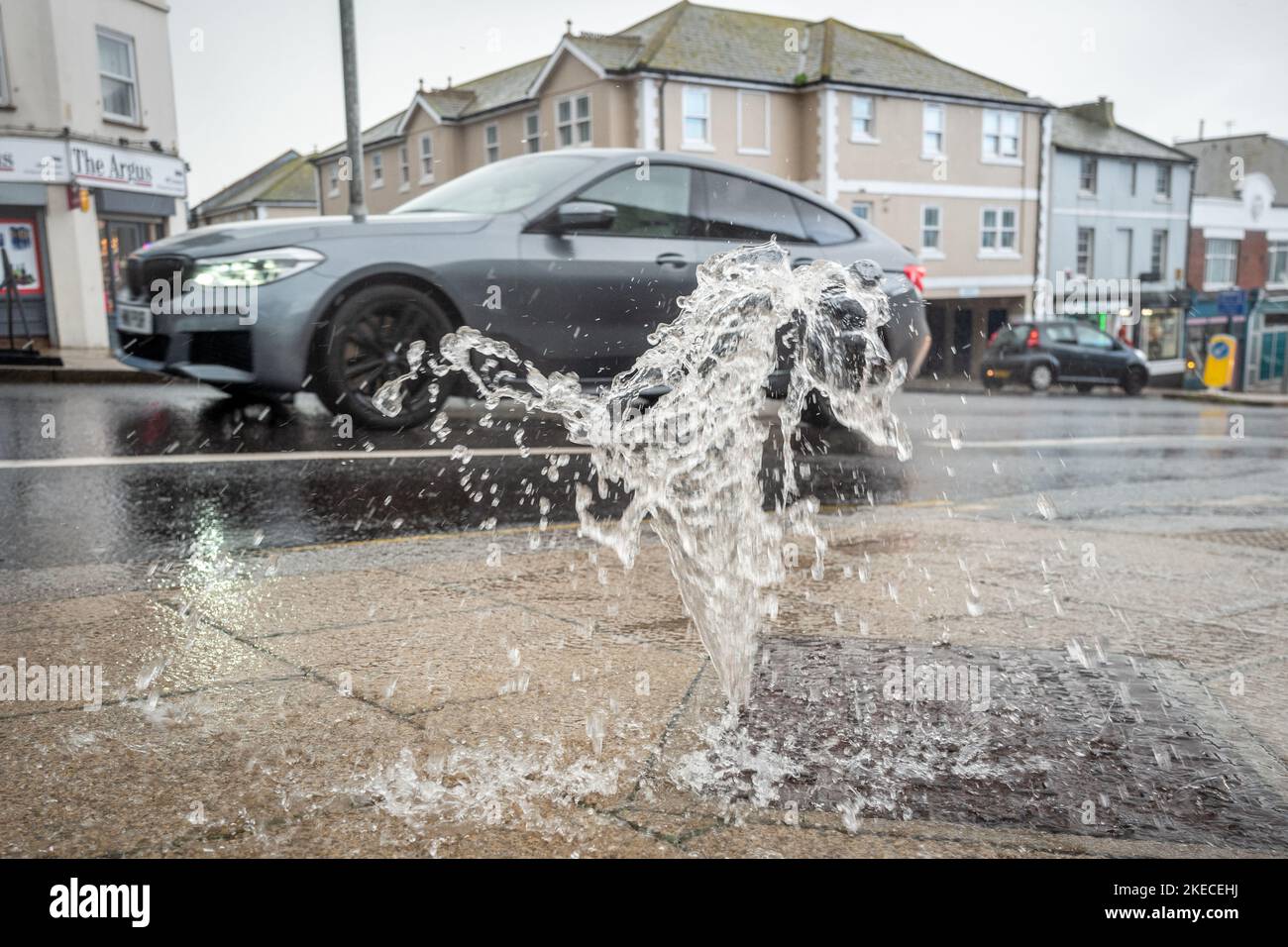 Brighton, 8 novembre 2022: Un drain qui évacue l'eau dans le centre-ville pendant une grosse descente Banque D'Images