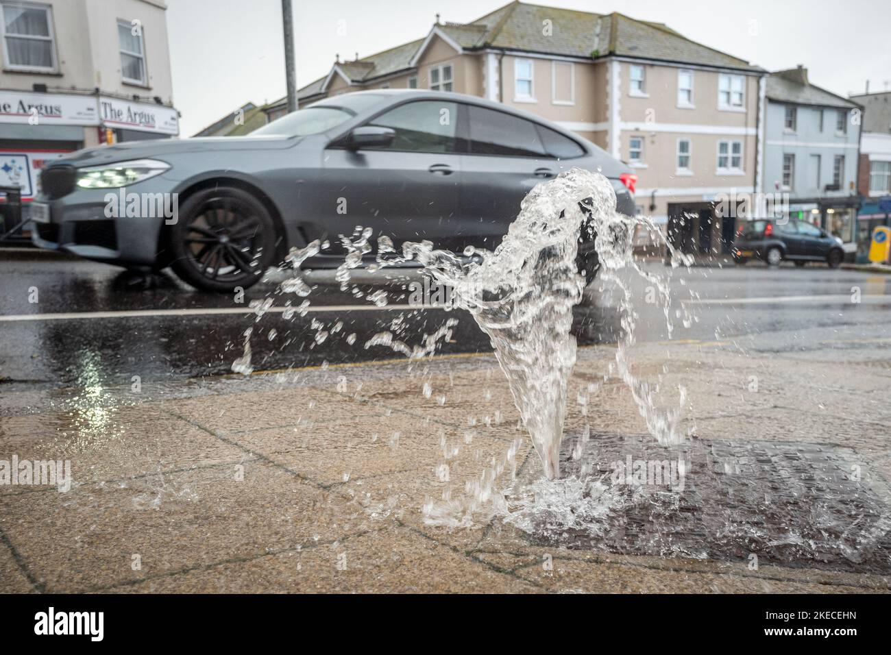 Brighton, 8 novembre 2022: Un drain qui évacue l'eau dans le centre-ville pendant une grosse descente Banque D'Images