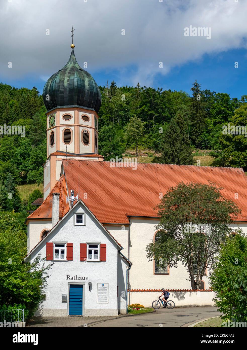 Bichishausen, hôtel de ville et église Saint-Gall dans la vallée du Grand Lauter dans la zone de la biosphère de l'Alb. Souabe Banque D'Images