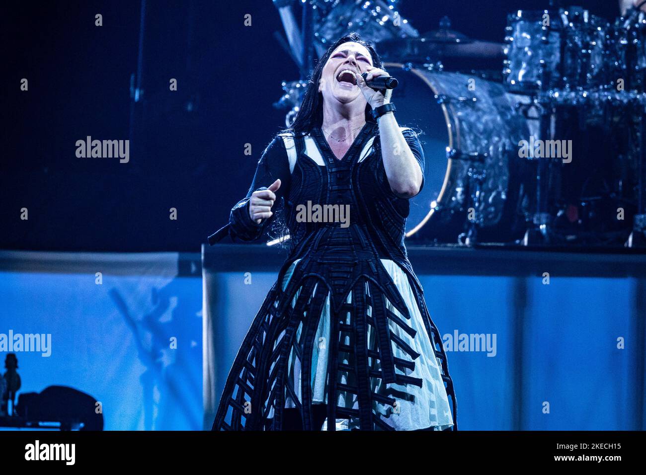 Milan, Italie. 10th novembre 2022. Amy Lee, du groupe de rock américain Evanescence, se produit en direct au Forum de Mediolanum. (Photo de Mairo Cinquetti/SOPA Images/Sipa USA) crédit: SIPA USA/Alay Live News Banque D'Images