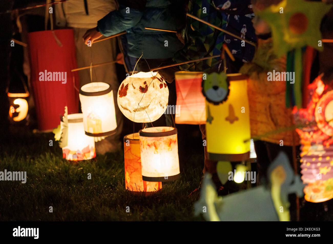 Stuttgart, Allemagne. 11th novembre 2022. Une pièce de Saint-Martin avec  Saint-Martin à cheval et lanterne a lieu dans le parc Klingenbach. Les  enfants tiennent leurs lanternes pendant la pièce de Saint-Martin. Crédit :