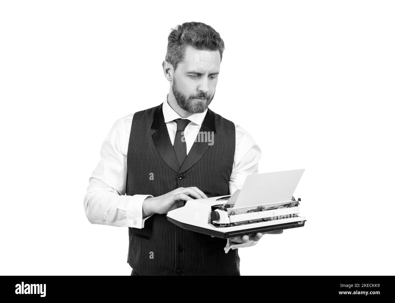 homme occupé à taper sur une machine à écrire vintage. homme d'affaires avec une machine à écrire rétro. auteur dactylographe Banque D'Images