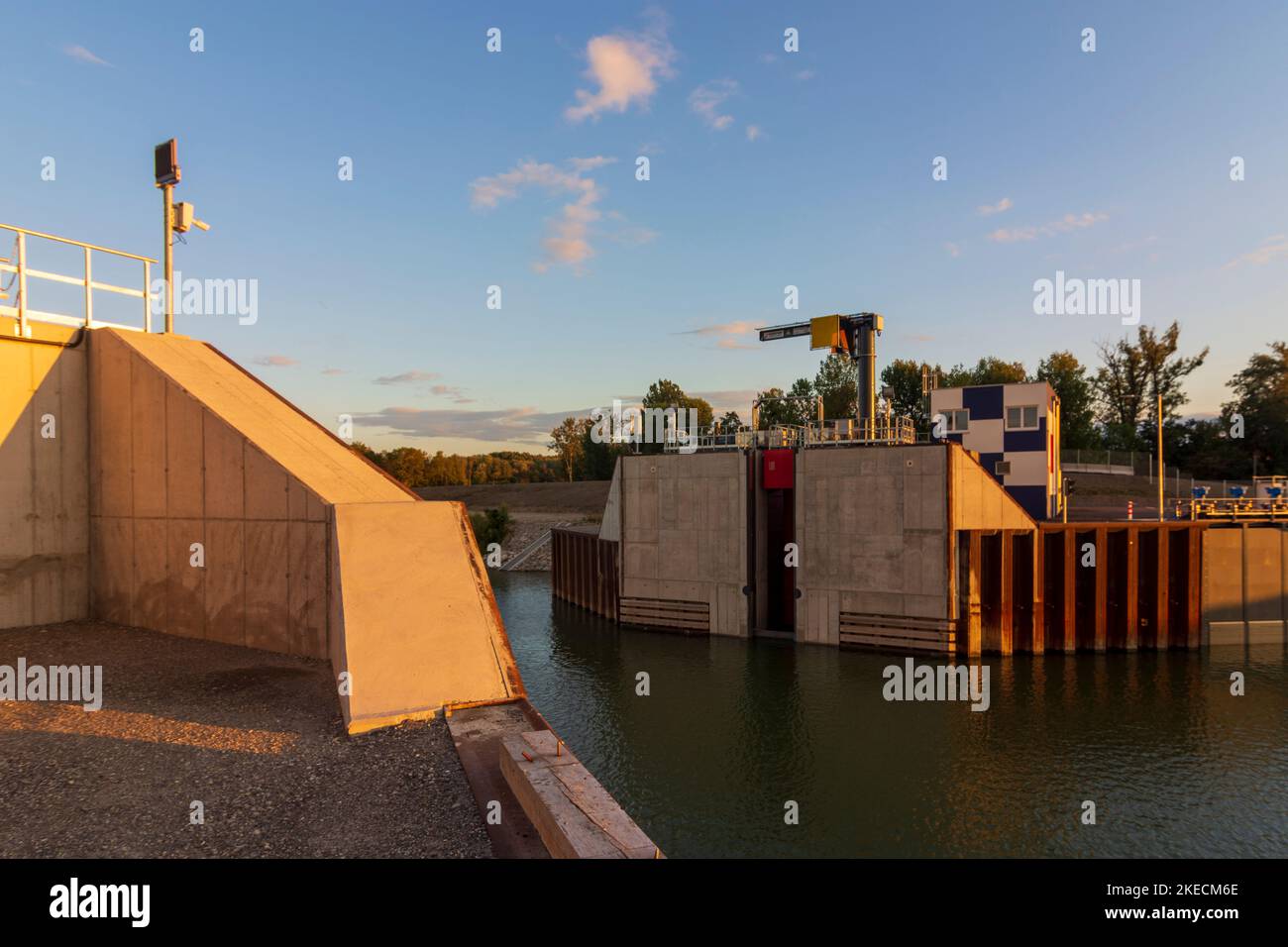 Vienne, porte d'inondation du port Alberner Hafen en 11. Simmering, Vienne, Autriche Banque D'Images