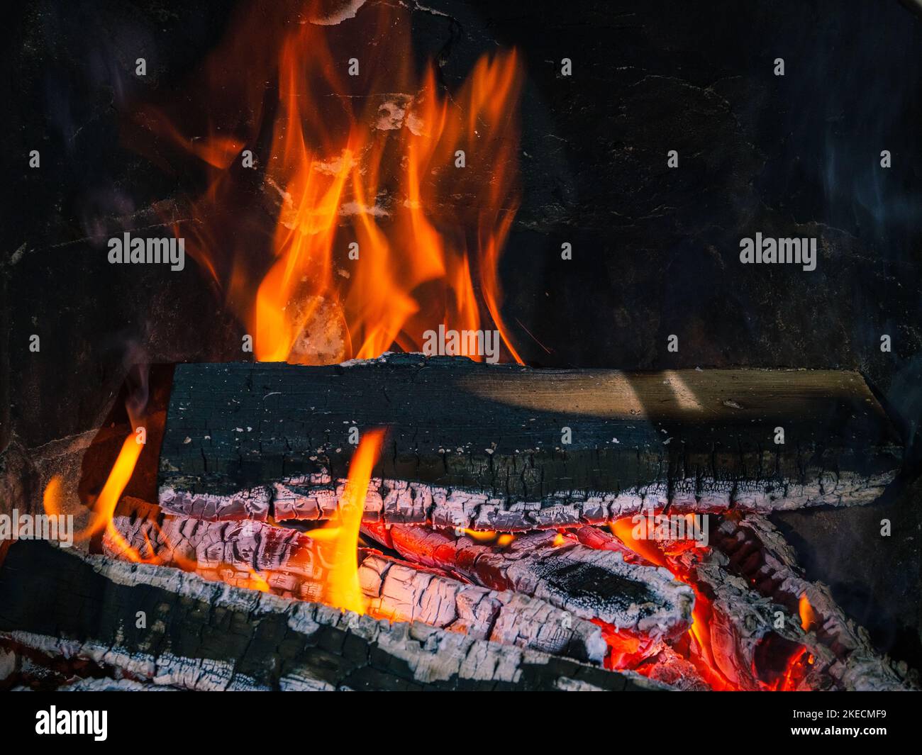 Cheminée avec bois de chauffage en tant que concept pour la détente et l'atmosphère chaleureuse Banque D'Images