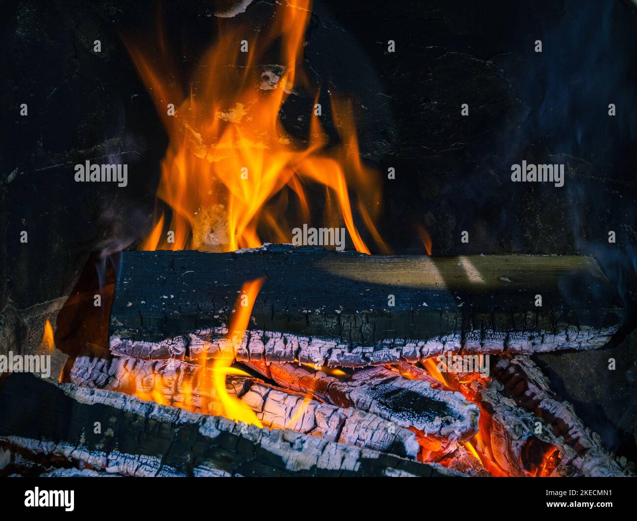 Cheminée avec des émbres lumineux comme un concept pour la détente et l'atmosphère confortable Banque D'Images