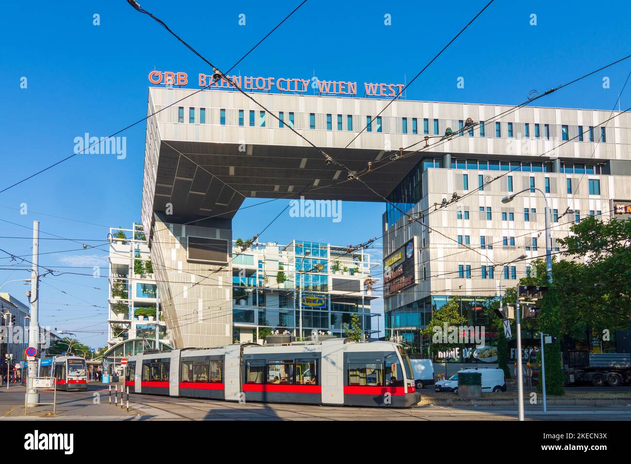 Vienne, maison 'Wolkenslange' à la gare Westbahnhof, magasin IKEA, tramway en 15. Rudolfsheim-Fünfhaus, Vienne, Autriche Banque D'Images