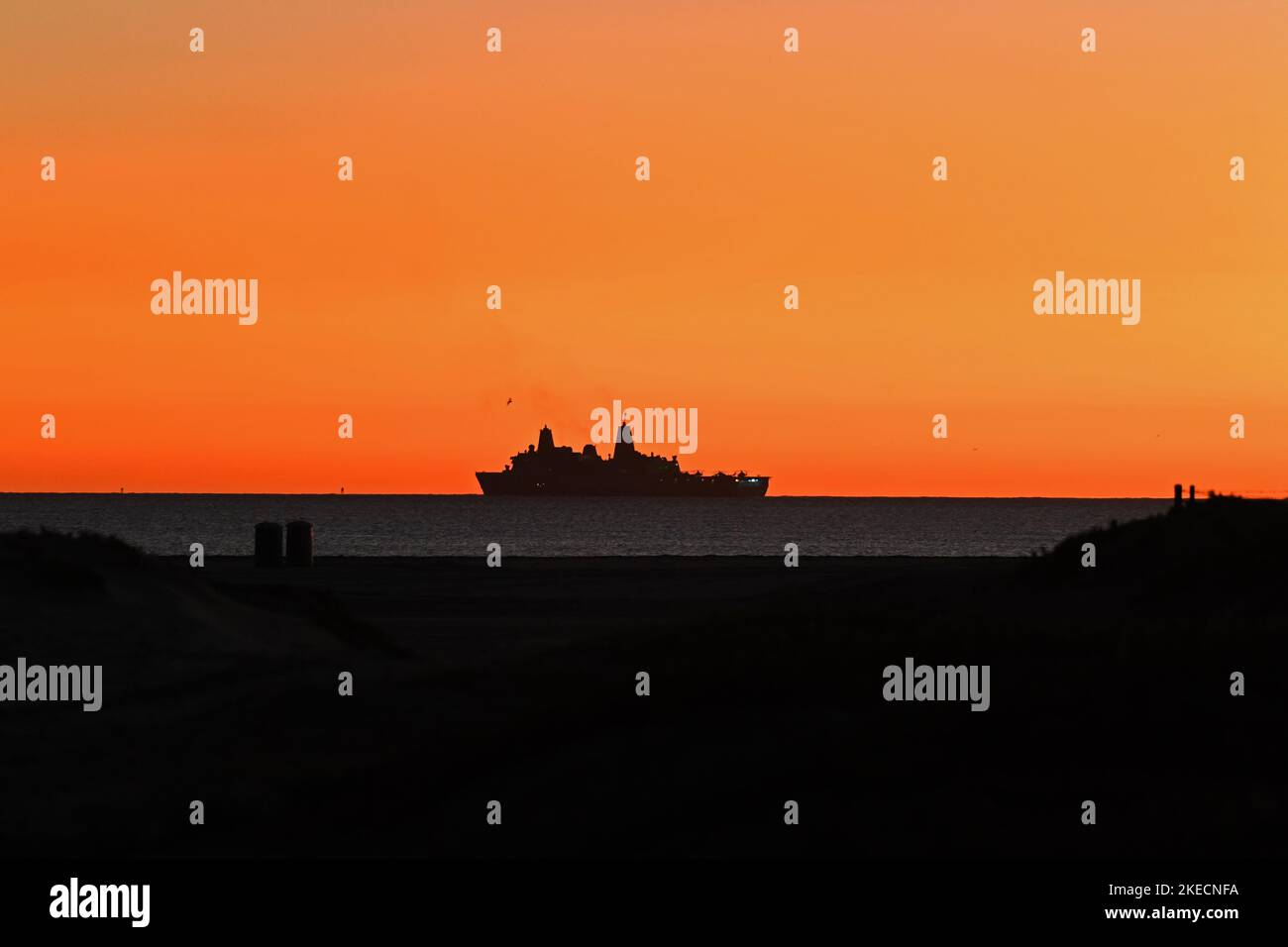 United States Navy LPD au large de la côte de Coronado, Californie au coucher du soleil Banque D'Images