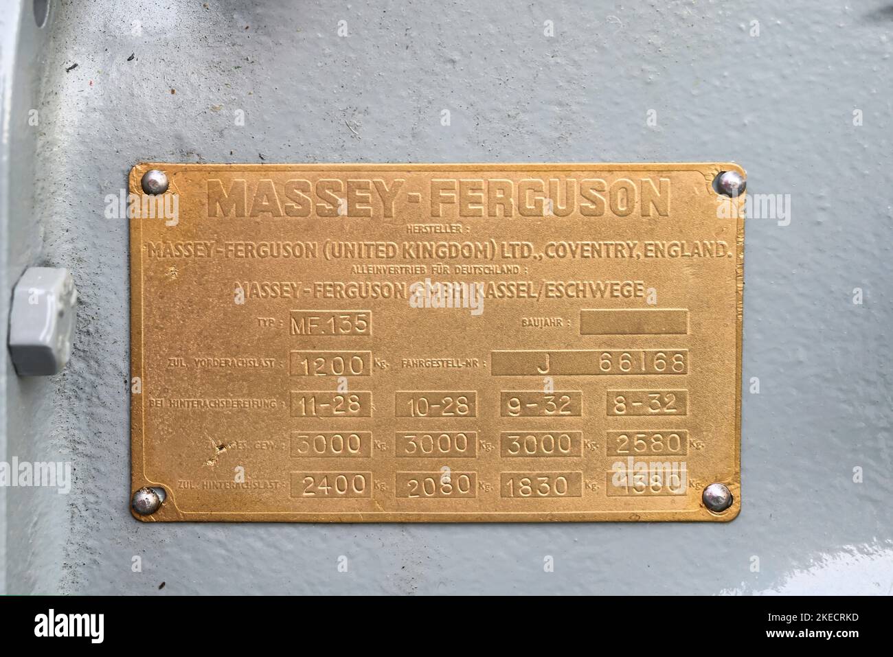 Otzberg, Hesse, Allemagne, tracteur Massey-Ferguson 135. Cylindrée 2500 cm3, 33 ch. Année de fabrication 1966, plaque signalétique Banque D'Images