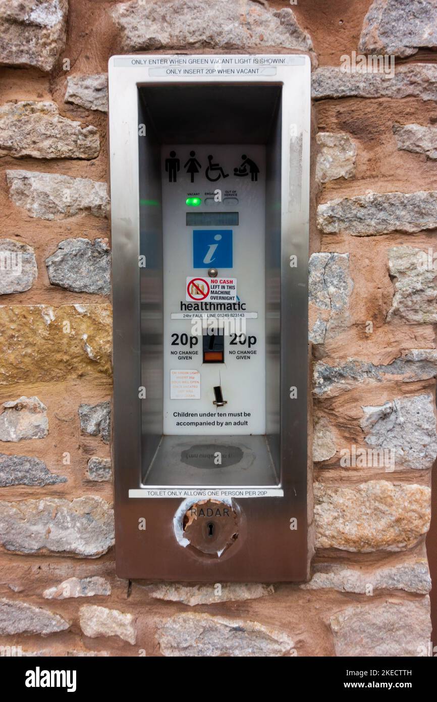 Point de paiement électronique des toilettes sur un mur public de toilettes dans la plupart des Wenlock, Shropshire, Angleterre. Banque D'Images