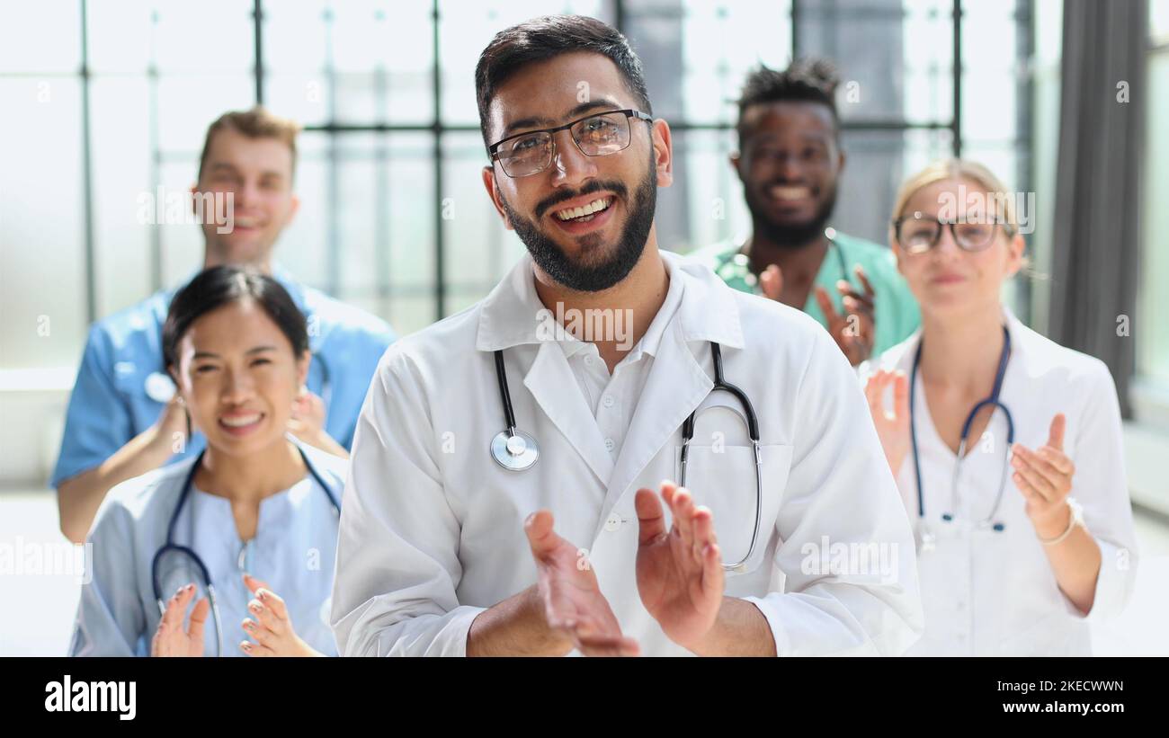 Portrait d'un groupe multinational de médecins Banque D'Images