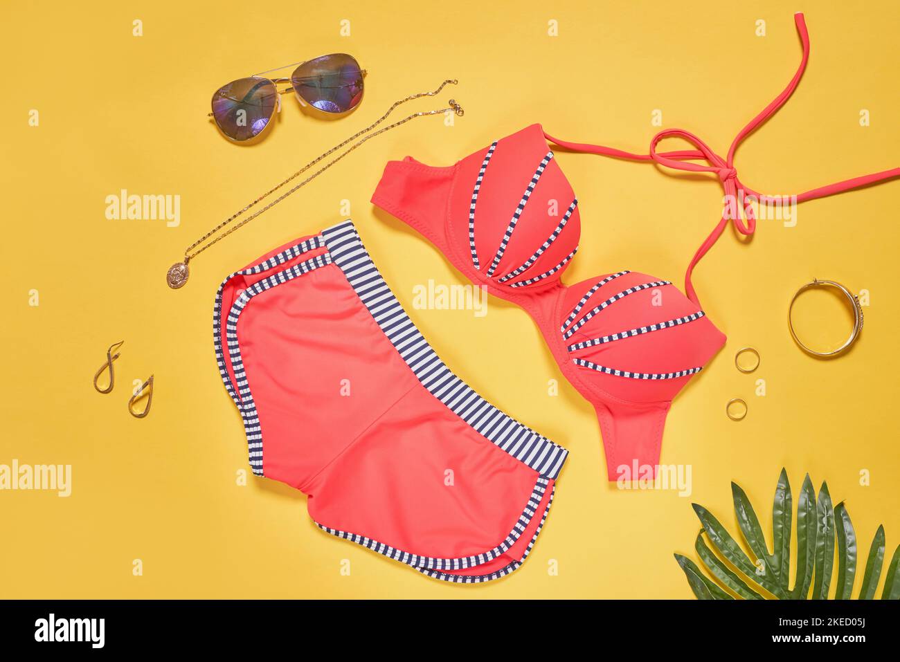 Eau De Piscine Qui Jaunit Les Maillots De Bain Les femmes en maillot de bain Banque de photographies et d’images à