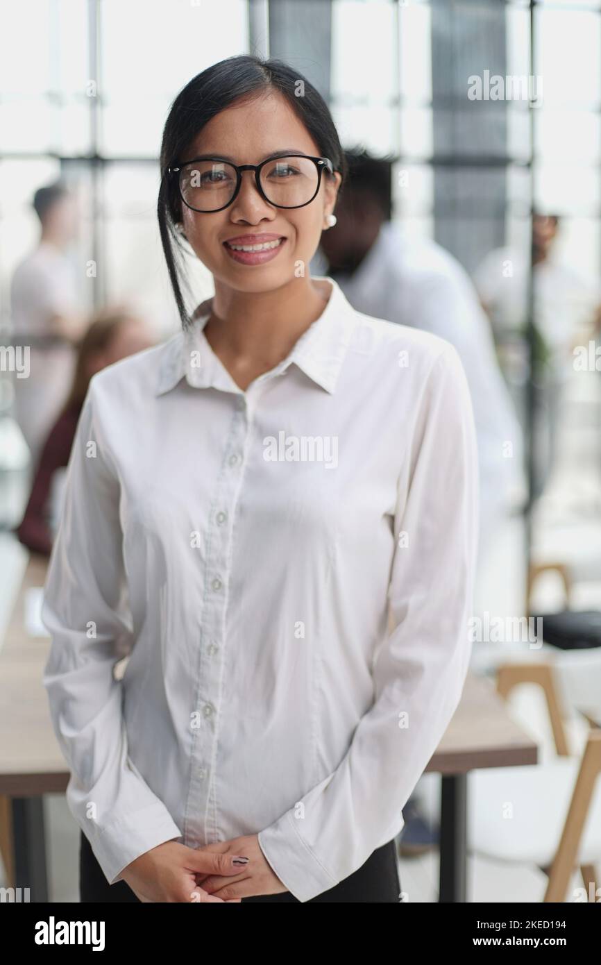 Jeune belle femme d'affaires asiatique consultant , portrait d'un employé regardant la caméra Banque D'Images