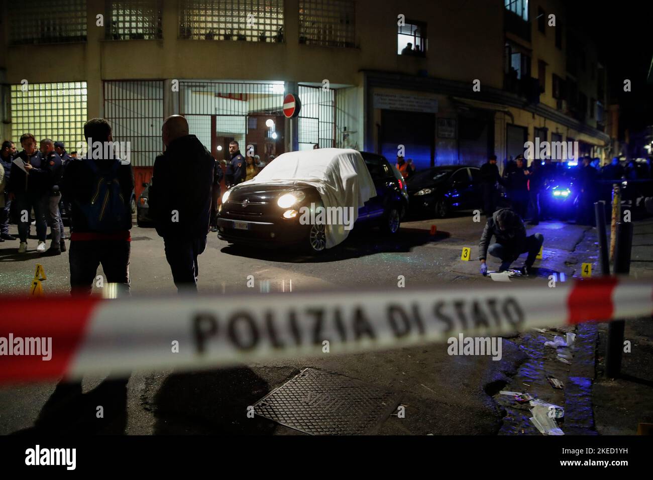 Naples, Italie. 11th novembre 2022. Meurtre de Camorra (Mafia) dans le district de Miano, banlieue de Naples. La victime est Pasquale Angellotti, âgée de 54 ans, qui a été tuée dans sa voiture. Police d'enquête sur les lieux de crime. Crédit : Agence photo indépendante/Alamy Live News Banque D'Images