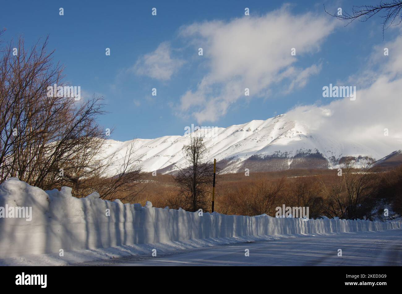 La route enneigée qui mène à Passo San Leonardo. Plateau de Majella - Abruzzes Banque D'Images