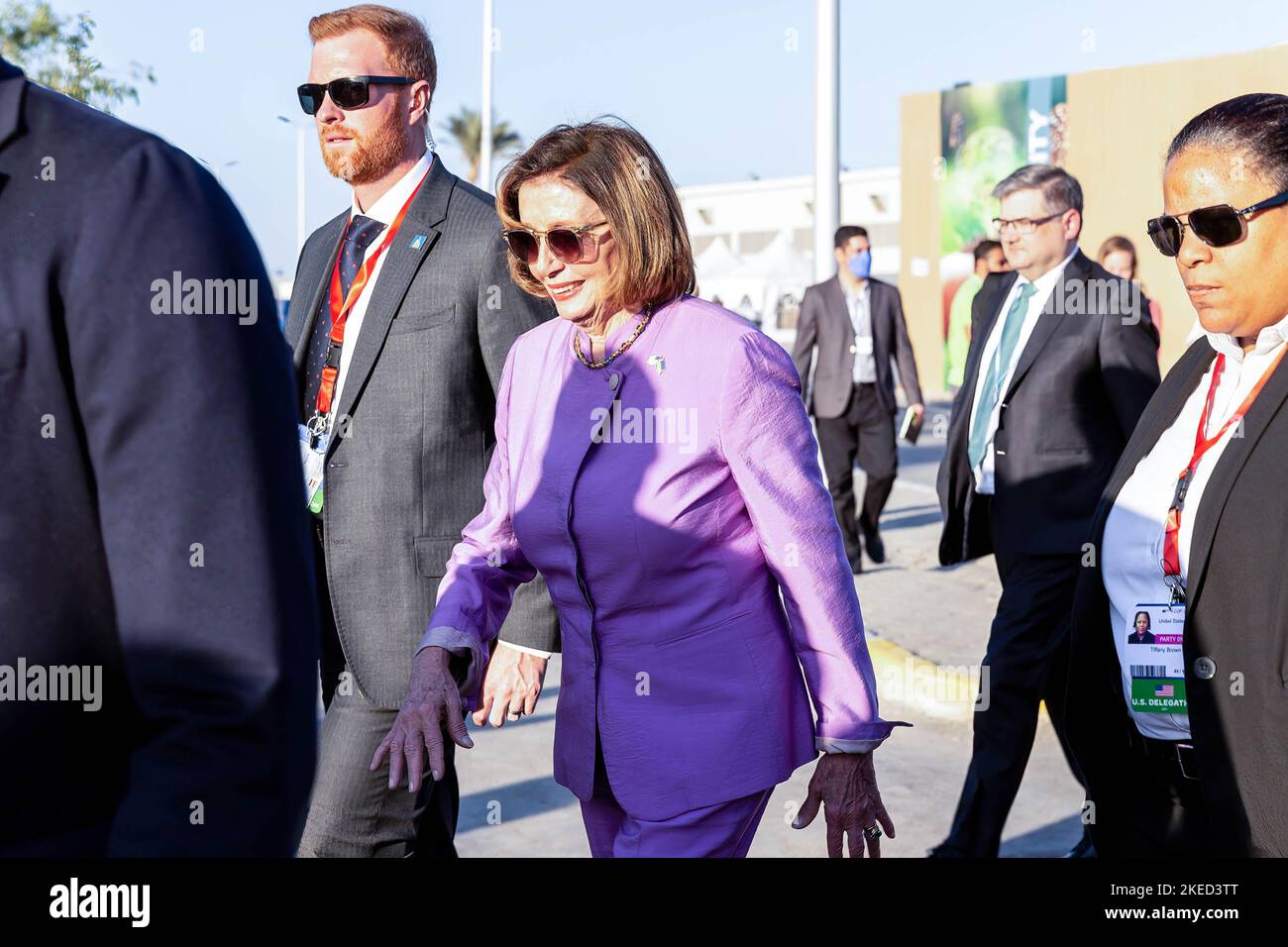 Charm El Sheijk, Égypte. 11th novembre 2022. Nancy Pelosi, présidente de la Chambre des représentants des États-Unis, marche le cinquième jour de la Conférence des Nations Unies sur les changements climatiques de COP27, tenue par la CCNUCC au Centre international de convention de Charm El-Cheikh. COP27 est en cours de 6 novembre à 18 novembre à Charm el-Cheikh et se concentre sur la mise en œuvre des mesures déjà convenues au cours des CdP précédentes. La Conférence se concentre également sur les communautés les plus vulnérables, car la crise climatique durcit les conditions de vie des personnes déjà les plus défavorisées. Crédit : SOPA Images Limited/Alamy Live News Banque D'Images