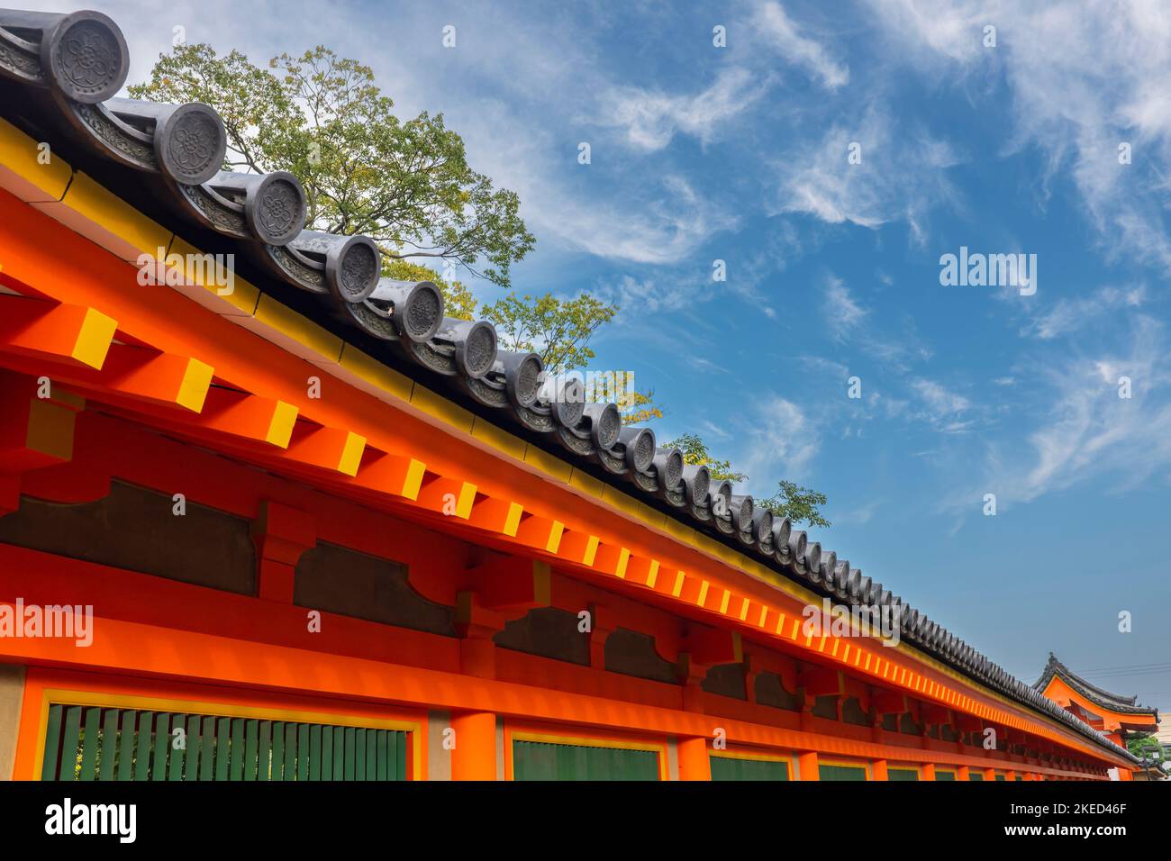 Une ligne de toit décorative à Sanjusangendo (ou Sanjūsangen-dō), un temple bouddhiste de Tendai dans le quartier de Higashiyama à Kyoto, au Japon. Banque D'Images